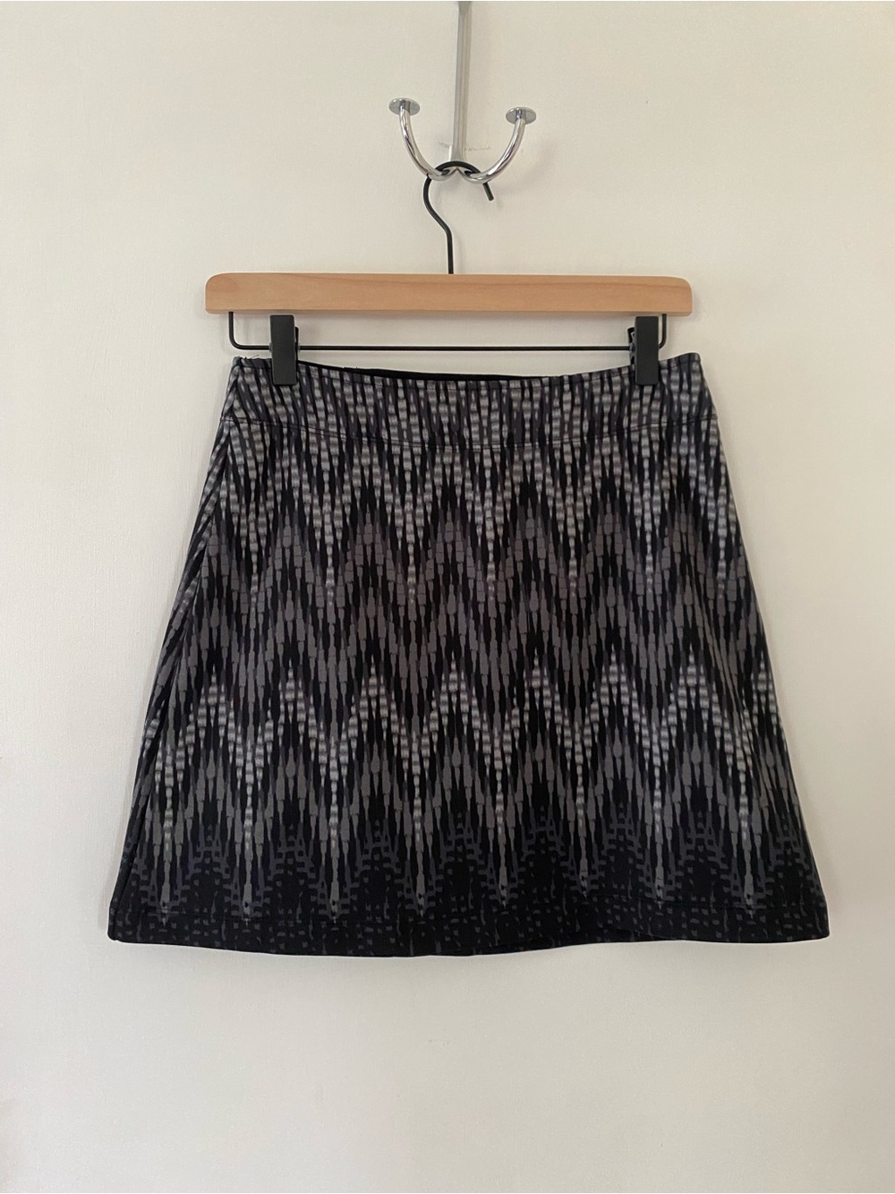 Athleta Stretchy Mini Skirt Black and Gray Geometric A-Line Skirt XS